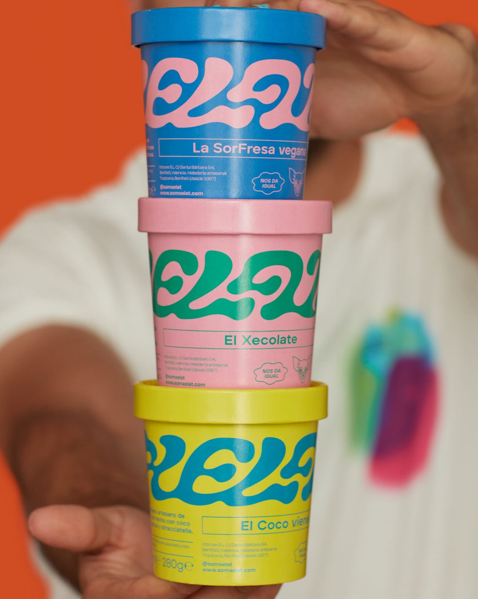 Copos de gelado personalizados com tampa, super coloridos e chamativos que se destacam.